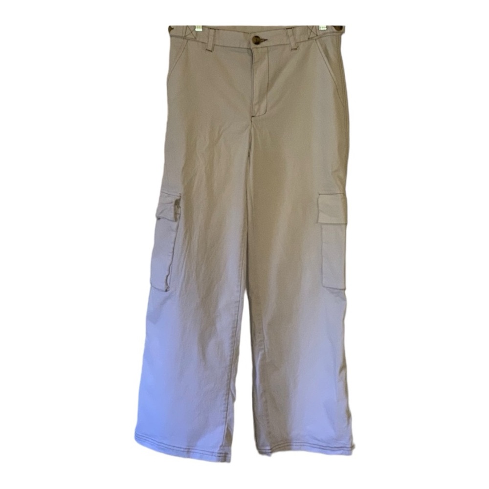 Trendy Women’s white cargo pants, with wide leg.  Size 8.